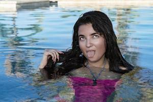 leende svart hår mexikansk latina flicka porträtt i jacuzzi foto