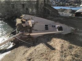 båtar förstörd förbi storm hurrican i rapallo, Italien foto