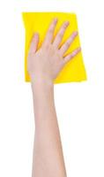 hand med gul tvättning trasa isolerat på vit foto