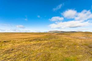 platt landskap i island i solig september dag foto