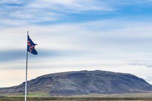 isländsk flagga och se av montera i island foto