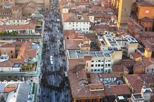 ovan se av gata och hus i bologna stad foto