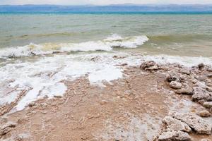 kristallin salt på strand av död- hav foto