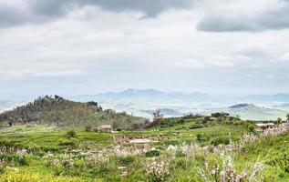 landskap med morgantina lösning i sicilien foto