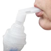 munstycke av jet nebulisator i mun av patient foto