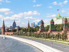 väggar och torn av moskva kreml på vägbank foto