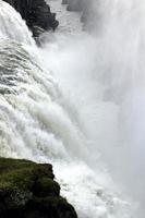 botten av kanjon av gullfoss vattenfall foto