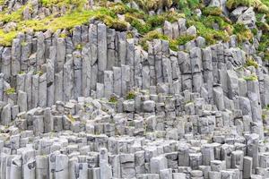 vulkanisk vägg av reynisfjall montera i island foto