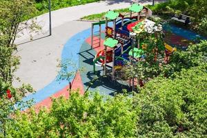 utomhus- barn lekplats i stad trädgård foto