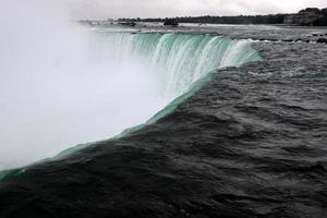 kanadensisk falls på de niagara flod på ett höst regnig dag. foto