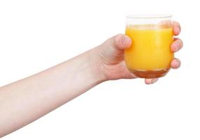 hand innehar glas med orange juice isolerat foto