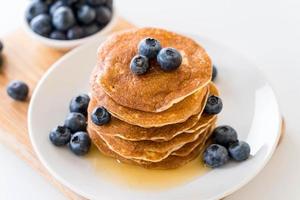 bunt med pannkakor foto