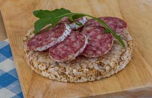 knäckebröd med salami foto