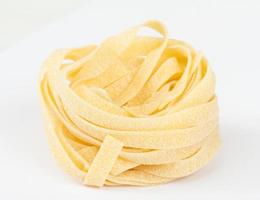 italiensk pasta fettuccine bo isolerat på vit bakgrund foto