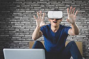 ung man i virtual reality-headset foto