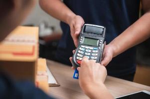 kunden använder kreditkort för att betala