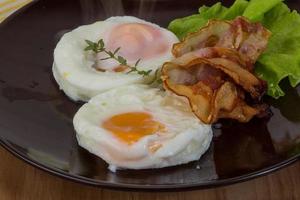 frukost med ägg och bacon foto