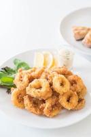 stekt calamari ringar på plattan foto