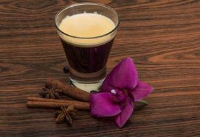 espresso med orkide foto