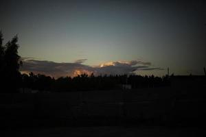 solnedgång landskap i natur. kväll himmel. bred horisont. foto