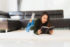 porträtt av en asiatisk kvinna som läser en bok foto