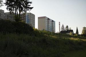 hus på kulle. bostads- byggnader i lantlig områden. lägenhet byggnad . ny hus utanför stad. foto