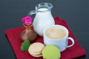 kaffe med macaroons och mjölk foto