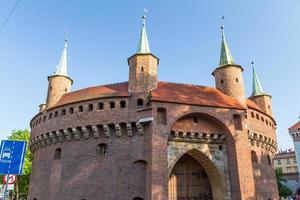 en port till krakow - den bäst bevarade barbicanen i Europa, Polen foto