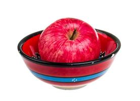 färska röda äpplen i skålen isolerad på vit bakgrund foto