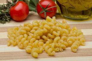 cellentani pasta på trä- styrelse och trä- bakgrund foto