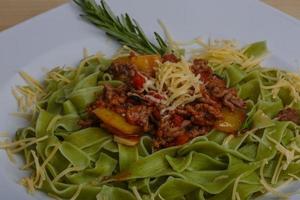 spaghetti bolognese på de tallrik foto