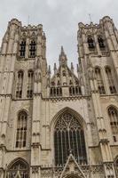 de skön gotik katedral st. michael och st. gudula strävan för en blå himmel, Belgien, Bryssel, Europa. foto