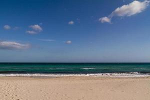 scen på medelhavs strand tillflykt i tunisien. foto