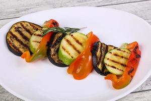 grillade grönsaker - aubergine, zucchini och peppar foto