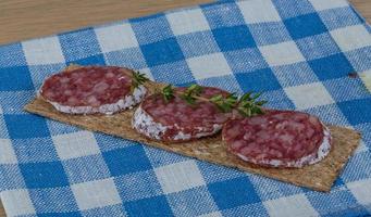 knäckebröd med salami foto