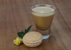 kaffe med macaroons och ros foto