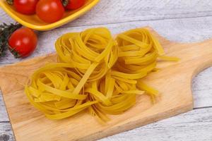 rå pasta fettuccini foto