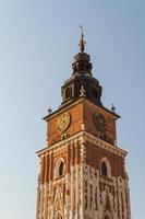 rådhustornet på huvudtorget i krakow foto