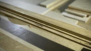 styrelse på tabell. träbearbetning verkstad. detaljer av möbel tillverkning. foto