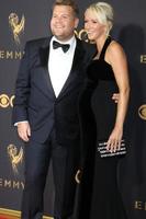 los angeles - sep 17 James corden, julia omtänksam på de 69: e bästa sändningstid emmy utmärkelser - ankomster på de Microsoft teater på september 17, 2017 i los angeles, ca foto