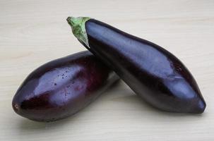 aubergine på trä bakgrund foto
