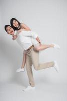 glad brudgummen ger en brud piggyback ride