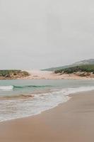 havsvågor på stranden foto