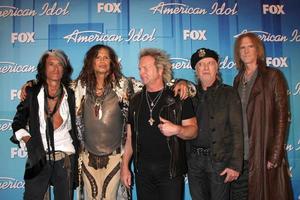 los angeles Maj 23 - aerosmith l r musiker joe päronvin, steven Tyler, joey kramer, brad Whitford, och tom Hamilton i de Tryck rum av de amerikan idol 2012 final på Nokia teater på Maj 23, 2012 i los angeles, ca foto