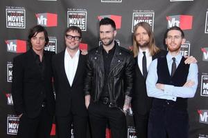 los angeles, jan 14 - matt flynn. mickey galen. Adam Levine, James alla hjärtans dag, och jesse carmichael av rödbrun 5 ankommer på de 16: e årlig kritik val film utmärkelser på hollywood palladium på januari 14, 2011 i los angeles, ca foto