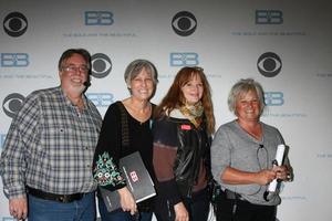 los angeles jan 14 - doug hayden, deveney kelly, direktör, laura yale som de djärv och skön firar 7000:e visa på en cbs tv stad på januari 14, 2015 i los angeles, ca foto