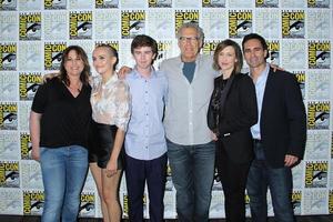 san diego, juli 25 - okänd, olivia cooke, freddie highmore, Carlton cuse, vera farmiga, nestor karbonell på de bates motell Tryck linje, Comic Con internationell 2014 på de hilton san Diego bayfront på juli 25, 2014 i san diego, ca foto