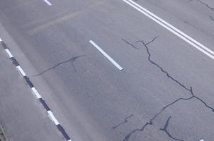 skadad dålig asfalt väg med gropar. lappa reparera av asfalt foto