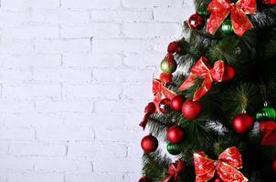 detaljerad Foto av de jul träd på vit tegel vägg