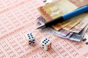 tärningar kuber med brasiliansk pengar räkningar på tom av lotteri spel. begrepp av tur och hasardspel i Brasilien foto